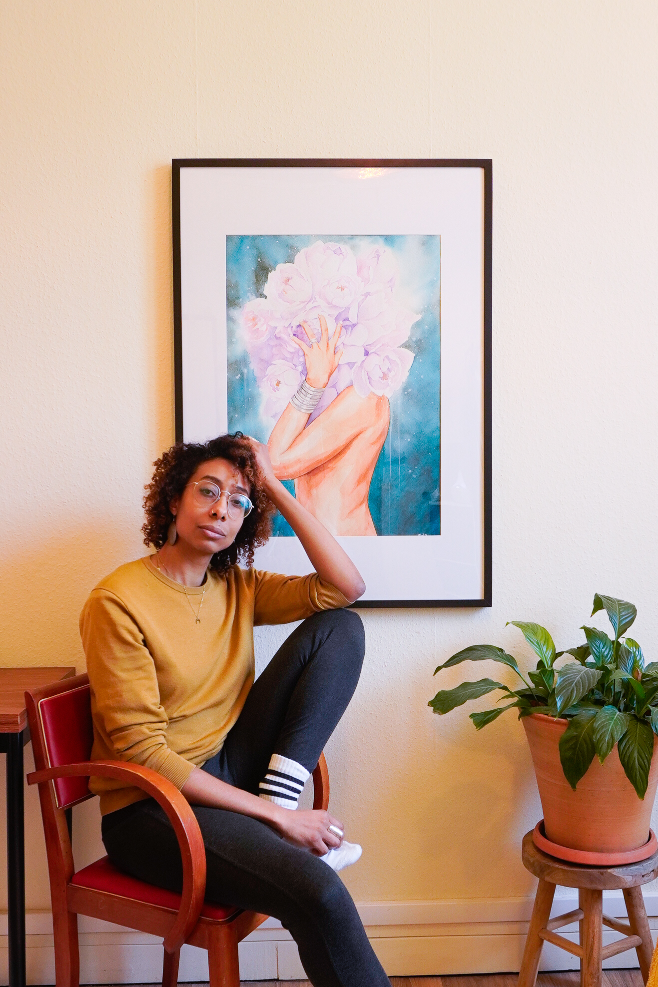 Maeli dans son atelier, devant son tableau Efflorescent