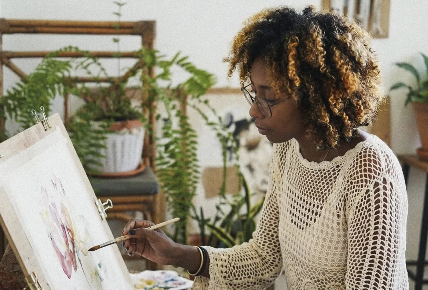Maeli peint à l'aquarelle dans son atelier